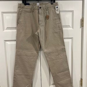 BNWT GAP Straight fit Khaki Pants 32x32